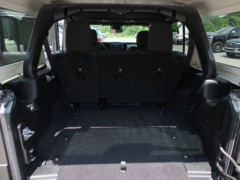 Used 2025 Jeep Wrangler Unlimited Sahara AWD/4WD image 15