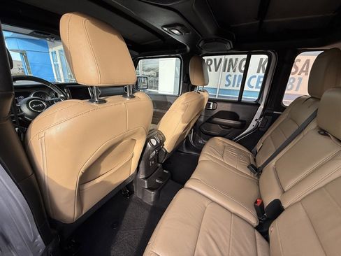 Used 2018 Jeep Wrangler Unlimited Sahara image 27