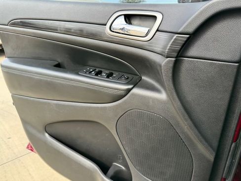 Used 2019 Jeep Grand Cherokee Laredo image 25