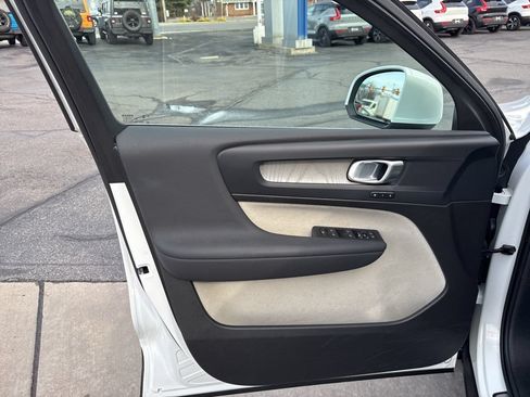 Certified 2023 Volvo XC40 B5 Plus w/ Protection Package AWD/4WD image 17
