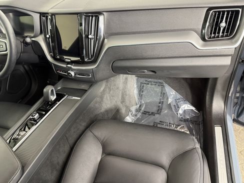 Used 2024 Volvo XC60 B5 Core image 12