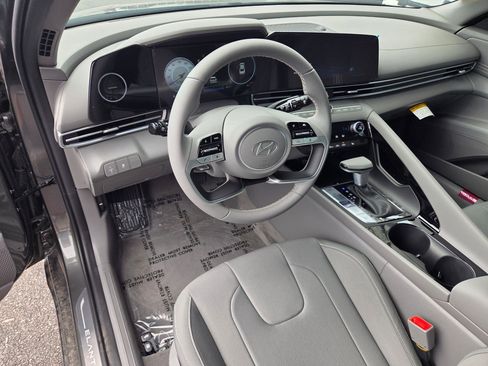 New 2025 Hyundai Elantra SEL image 8