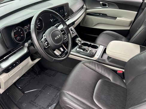 Used 2024 Kia Carnival LX FWD image 12
