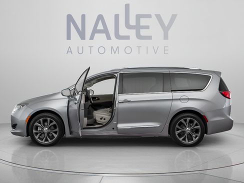 Used 2018 Chrysler Pacifica Limited FWD image 2