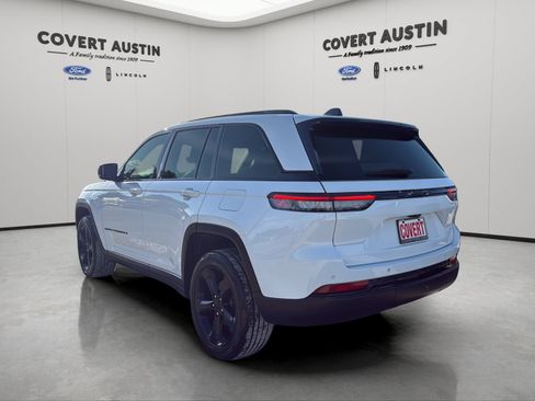 Used 2022 Jeep Grand Cherokee Altitude RWD image 3