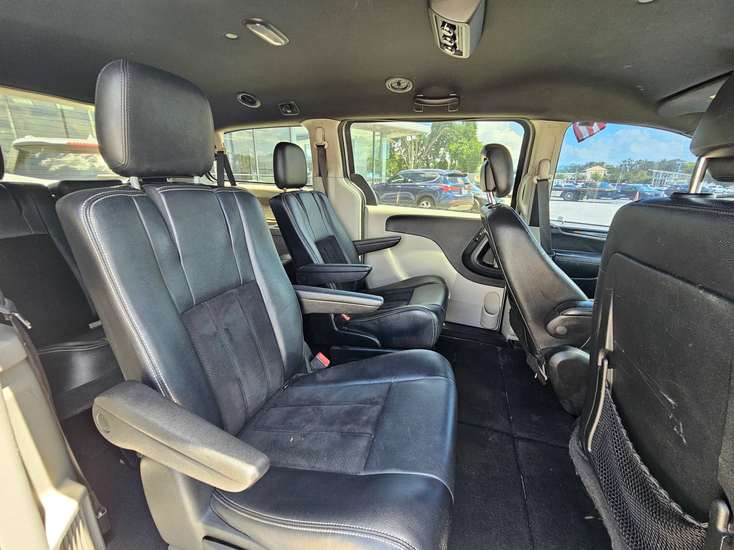 Used 2017 Dodge Grand Caravan SXT FWD image 11