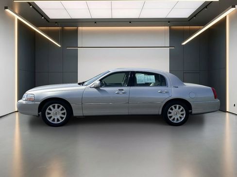 Used 2011 Lincoln Town Car Signature Limited RWD image 2