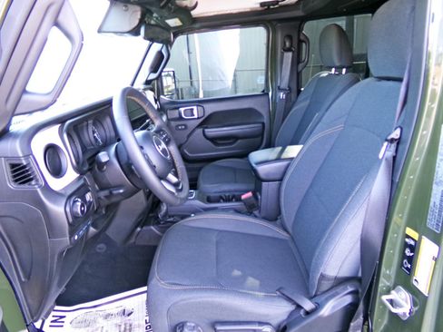 Used 2024 Jeep Wrangler Unlimited w/ Technology Group AWD/4WD image 12