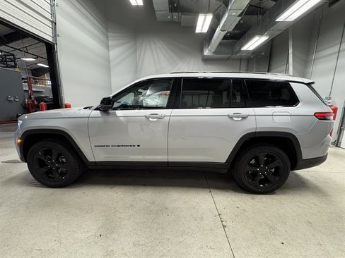 Used 2023 Jeep Grand Cherokee L Limited w/ Black Appearance Package AWD/4WD image 5