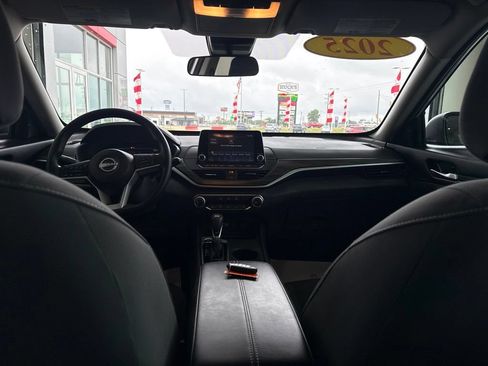 Used 2025 Nissan Altima 2.5 SV FWD image 11