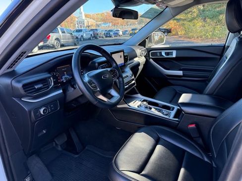 Certified 2022 Ford Explorer XLT w/ Equipment Group 202A AWD/4WD image 3