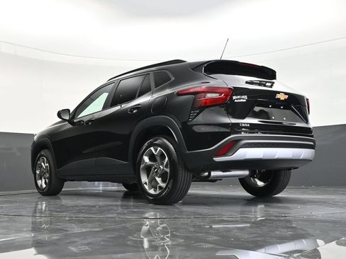 Used 2025 Chevrolet Trax LT FWD image 19