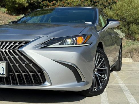 Certified 2025 Lexus ES 300h w/ Premium Package image 7