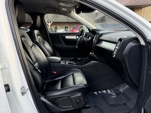 Used 2022 Volvo XC40 T4 Momentum image 19