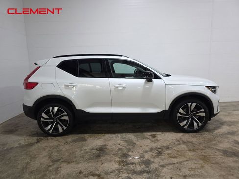 Used 2023 Volvo XC40 B5 Ultimate image 4