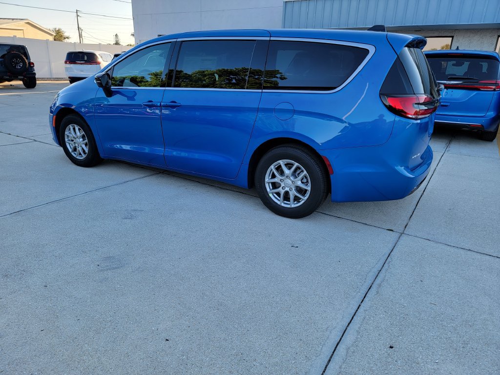New 2026 Chrysler Pacifica Select FWD image 3