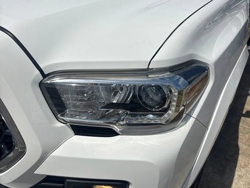 Used 2019 Toyota Tacoma TRD Sport AWD/4WD image 21
