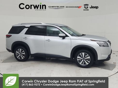 Used 2025 Nissan Pathfinder SL image 1