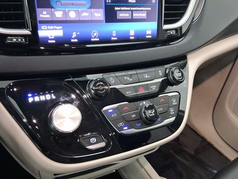 Used 2023 Chrysler Pacifica Touring-L image 23