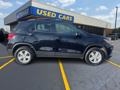 Used 2022 Chevrolet Trax LT w/ LT Convenience Package image 2