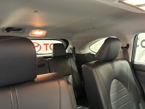 Used 2024 Toyota Highlander AWD image 17