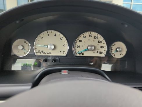 Used 2005 Ford Thunderbird image 19