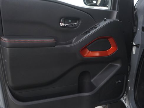 Used 2025 Nissan Frontier PRO-4X w/ Pro Premium Package image 17