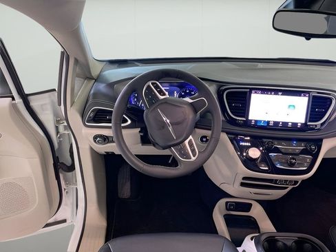 Used 2023 Chrysler Pacifica Touring-L AWD/4WD image 38