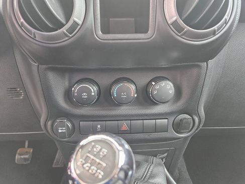 Used 2018 Jeep Wrangler Sport w/ Connectivity Group AWD/4WD image 14
