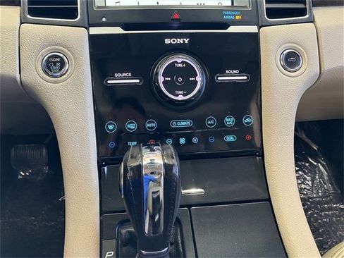 Used 2018 Ford Taurus Limited image 16