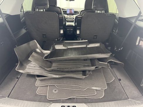 Used 2021 Ford Explorer XLT w/ Equipment Group 202A image 9