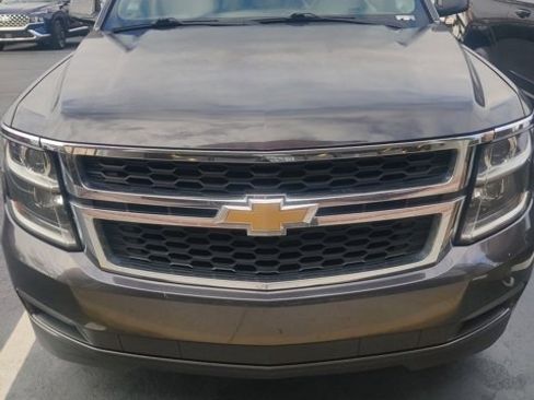 Used 2018 Chevrolet Suburban LT image 2