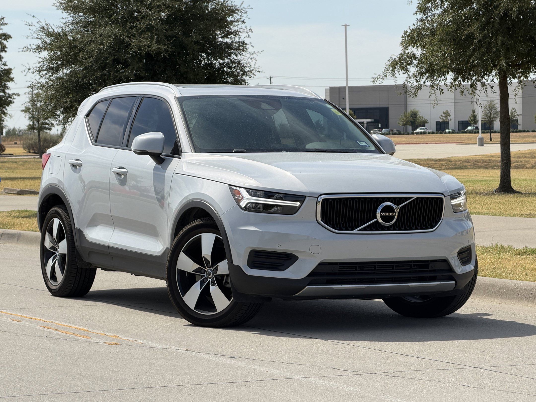 Used 2020 Volvo XC40 T5 Momentum w/ Protection Package Premier AWD/4WD image 2