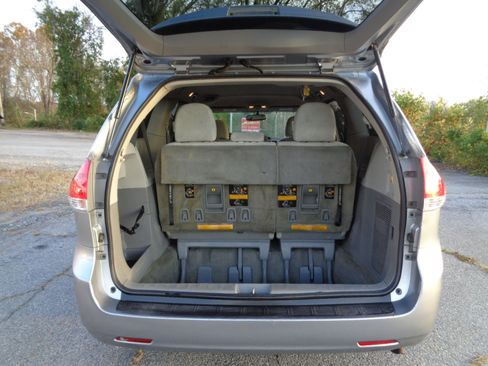 Used 2012 Toyota Sienna LE image 25