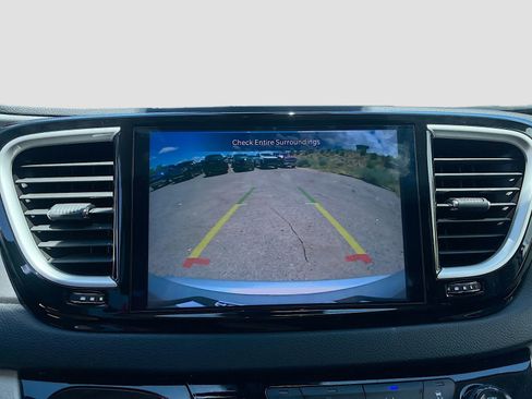 Used 2024 Chrysler Pacifica Touring-L FWD image 13