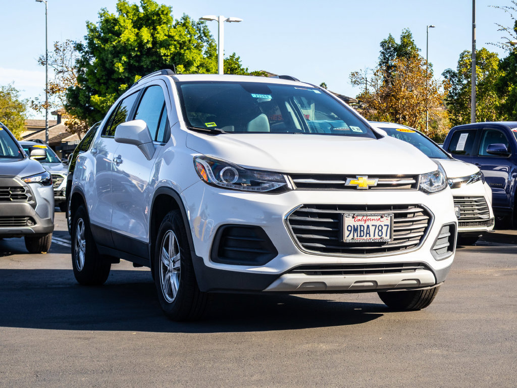 Used 2018 Chevrolet Trax LT w/ Sun & Sound Package AWD/4WD image 2