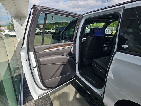 New 2026 Cadillac Escalade ESV Platinum Sport AWD/4WD image 16