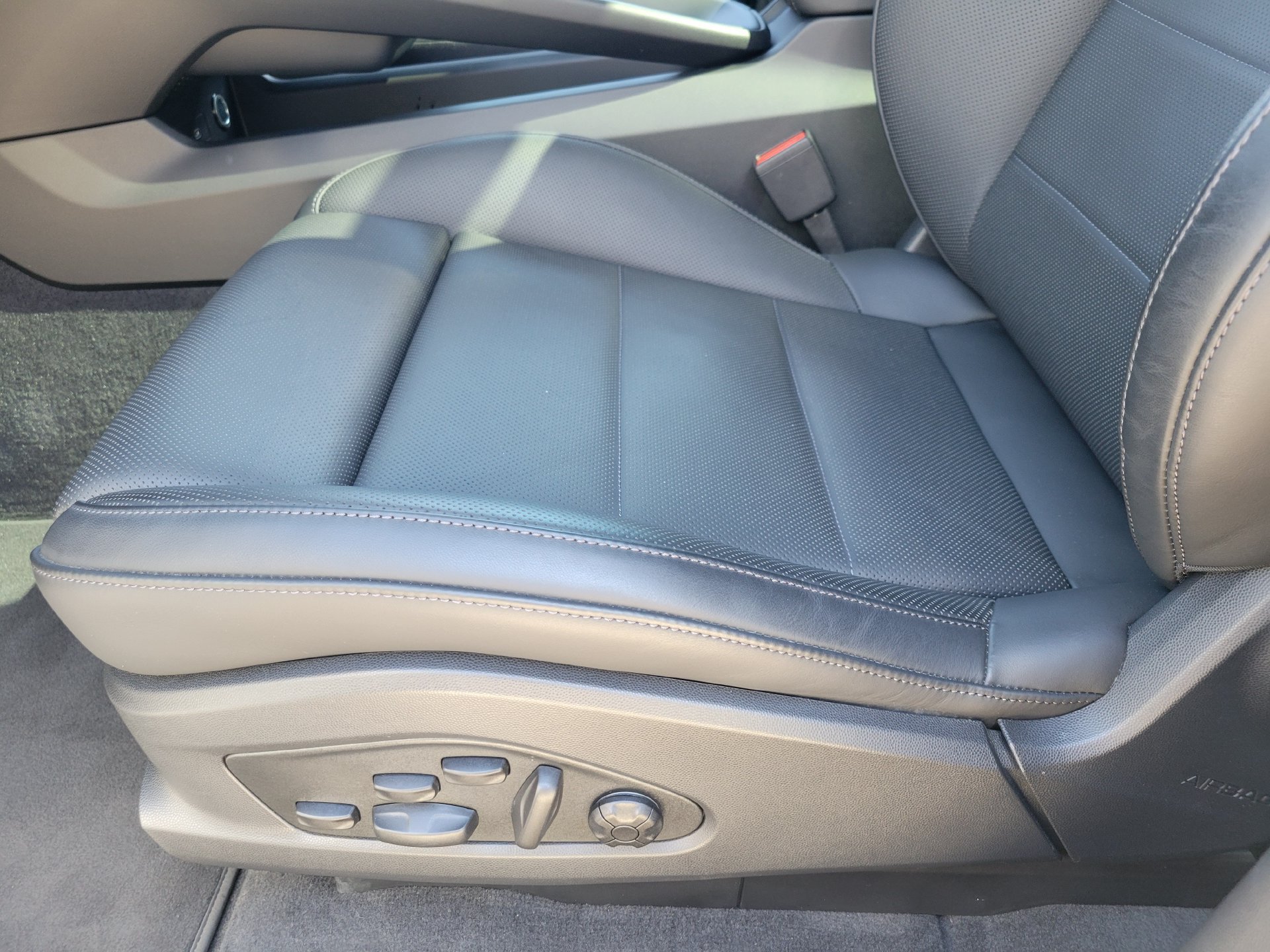 Used 2025 Porsche Macan Electric RWD image 23
