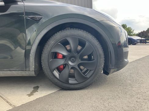 Used 2023 Tesla Model Y Performance AWD/4WD image 9