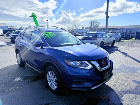 Used 2019 Nissan Rogue SV image 2