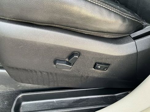 Used 2016 Chrysler Town & Country Touring image 16