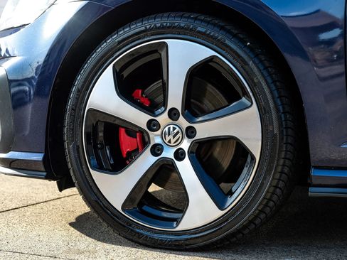 Used 2018 Volkswagen GTI SE FWD image 45