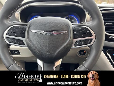 Used 2023 Chrysler Pacifica Touring-L FWD image 28