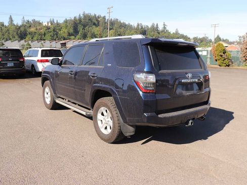 Used 2018 Toyota 4Runner SR5 AWD/4WD image 7