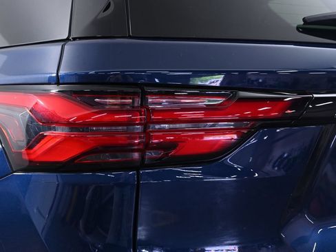 Used 2023 Chevrolet Traverse LT FWD image 9