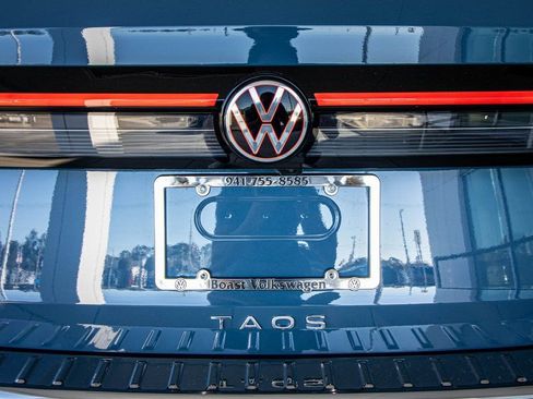New 2026 Volkswagen Taos SE image 15