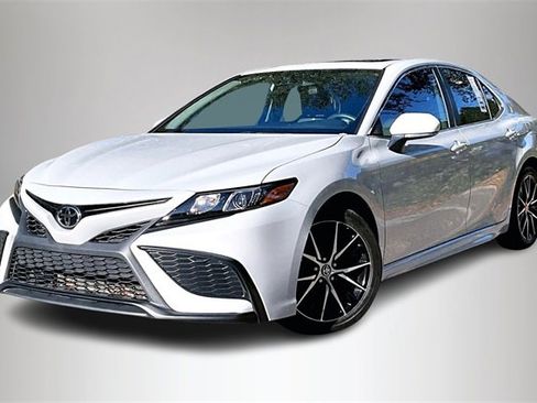 Used 2024 Toyota Camry SE image 2