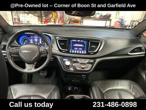 Used 2018 Chrysler Pacifica Touring-L Plus w/ S Appearance Package FWD image 18