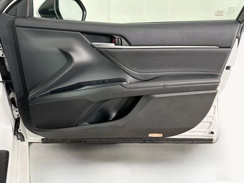 Used 2018 Toyota Camry XLE image 31