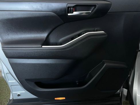 Used 2020 Toyota Highlander XLE image 33